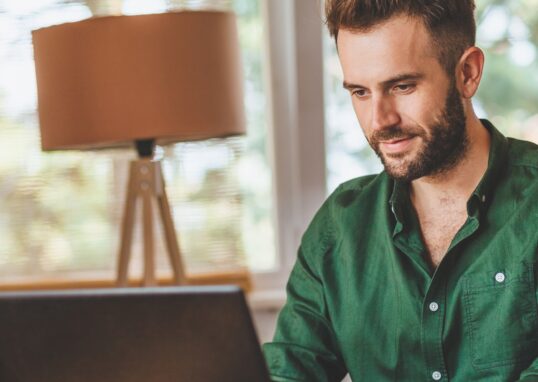 Como Se Sair Bem em Uma Entrevista de Emprego Online